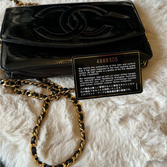CHANEL Patent CC Wallet on Chain - Picture 2 of 6